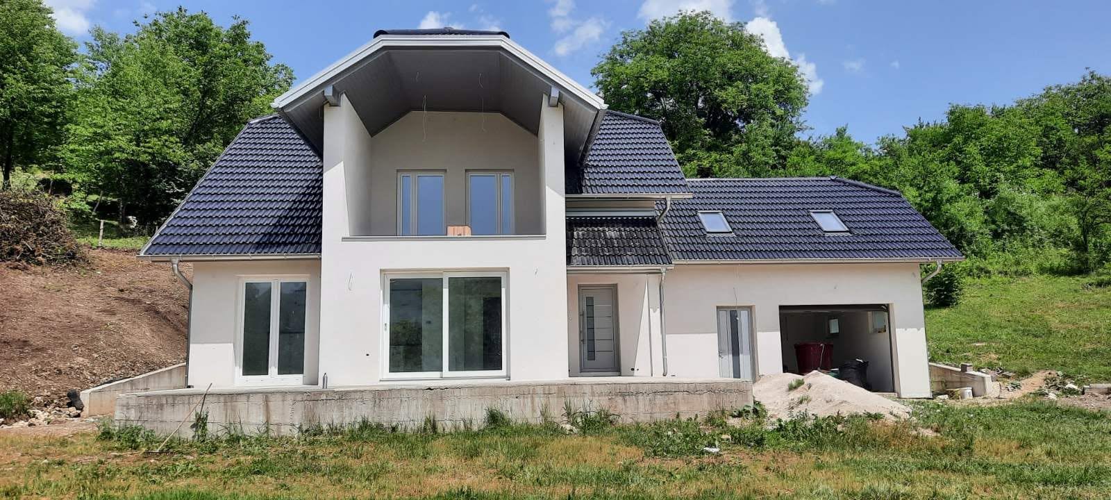 Moderna vila sa sinusoidnom fasadom